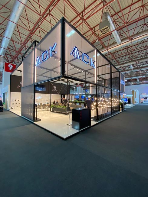 Messestand mit transluzenter Fassade und Leuchtschriftzug