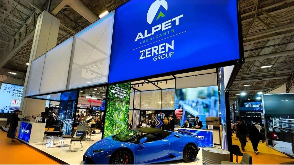 Messestand mit großer LED-Wand und Sportwagen als Exponat