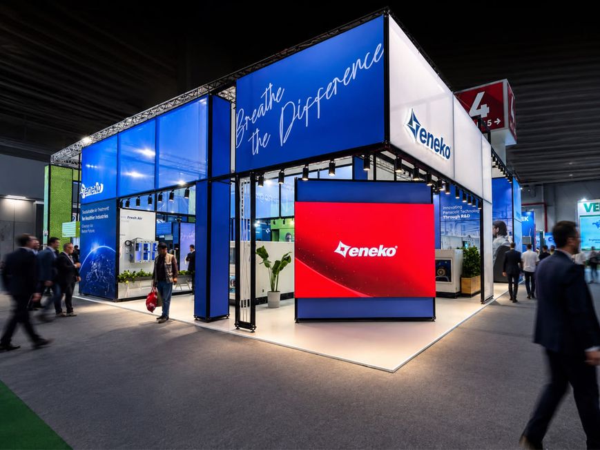 Blauer Messestand mit großformatigen LED-Flächen