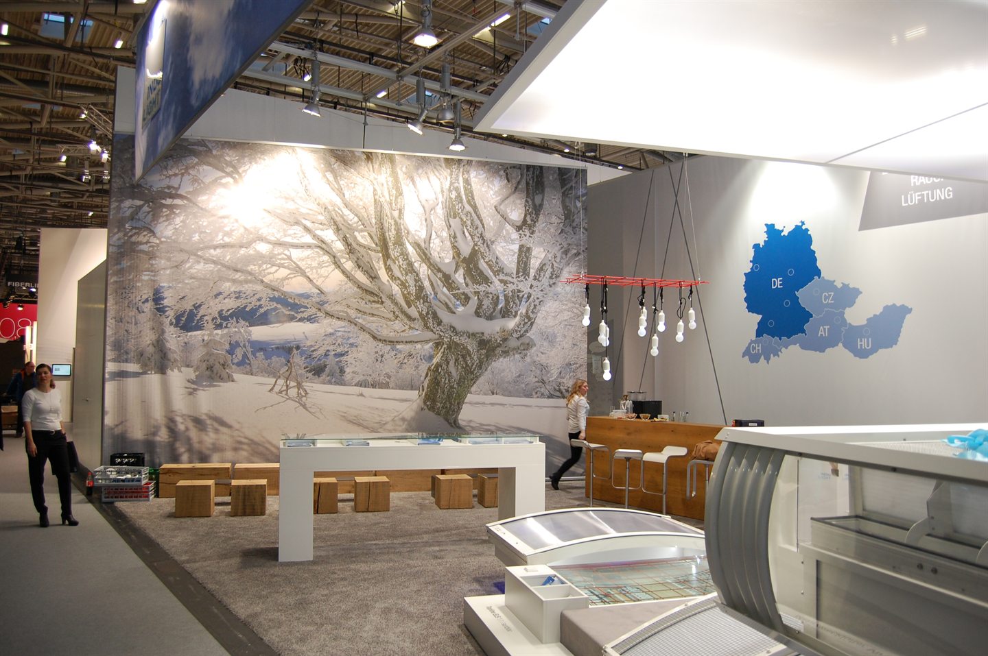 Heller Messestand mit großformatiger Baumgrafik und Ausstellungsflächen