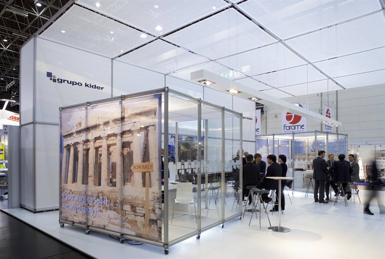 Messestand mit verglasten Kuben auf Rollen und großformatiger Bildgrafik