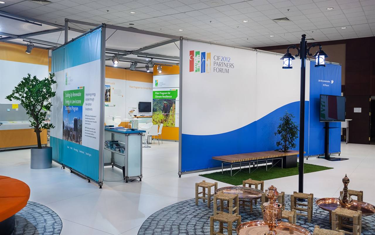 Modulare Standlandschaft mit bedruckten Textilflächen und Loungebereich