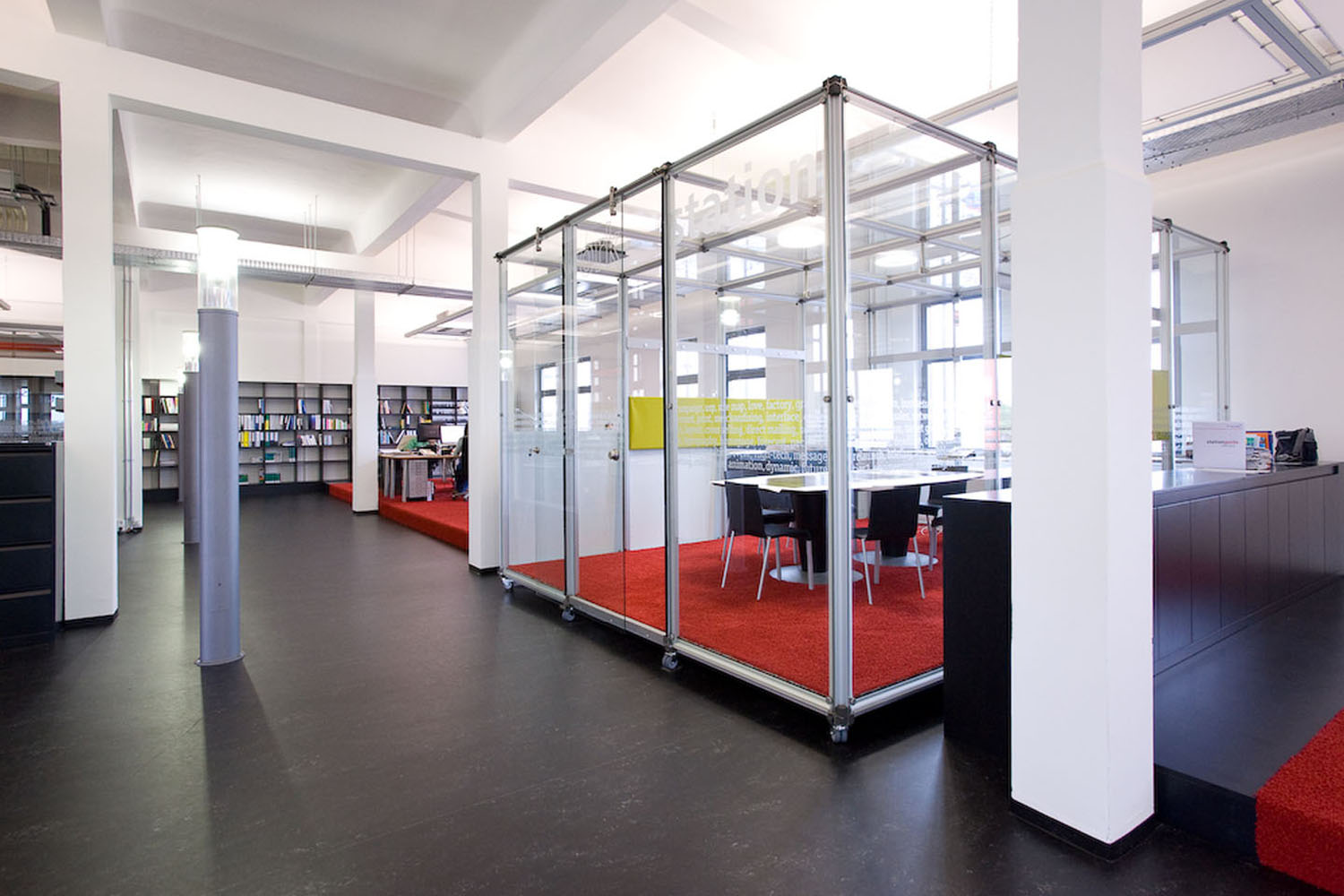 Verglaster Besprechungskubus als Raum-in-Raum-Lösung in einem Büro