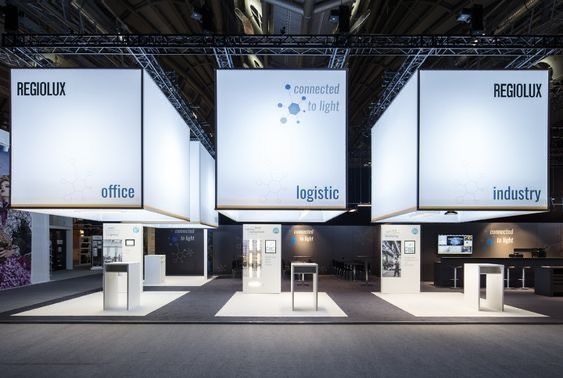 Messestand mit drei hinterleuchteten Themenkuben
